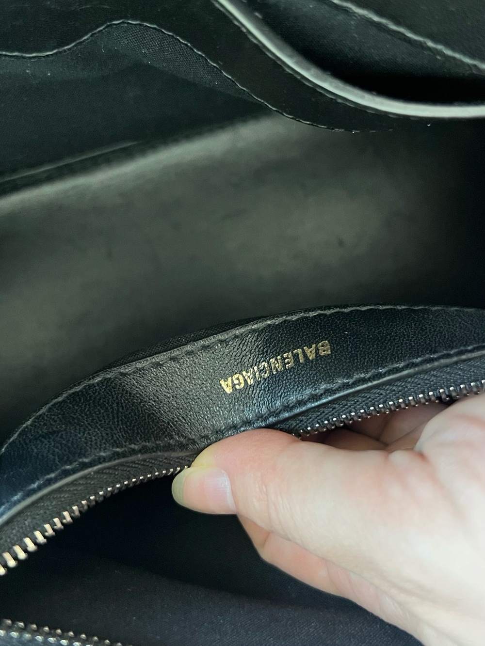 Balenciaga White ville top handle bag with Black Logo - Picture 9 of 16